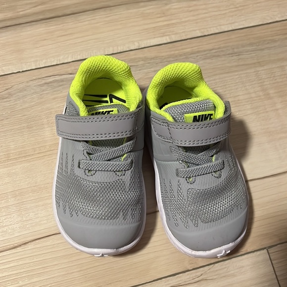 EUC Toddler Boy Nike Running Shoes 4C - Picture 2 of 5